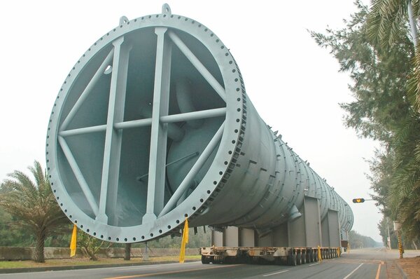 台朔重工打造長達51公尺、重536公噸的世界級塔槽送往美國，須用128個輪子的蜈蚣車載運，首度亮相十分壯觀。 記者蔡維斌／攝影