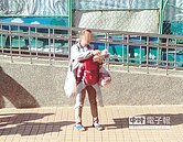 女抱嬰賣糖　桃車站前討生活