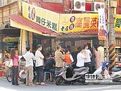 排隊買飯哼歌　中槍