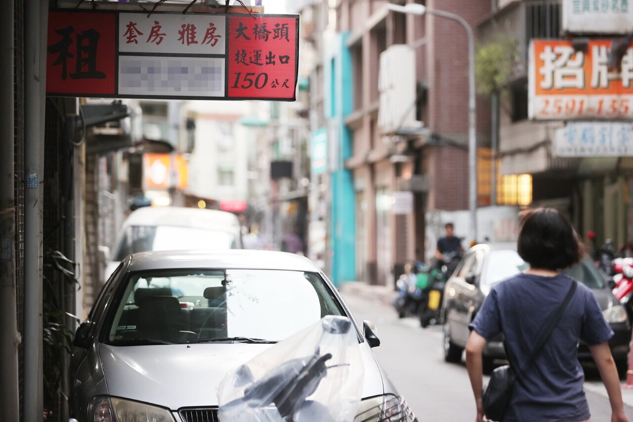 民眾若要申請自建或自購住宅貸款利息補貼，除先停止原有租補或社宅等資源，亦須先行返還溢領部分才能申請。記者許正宏／攝影 