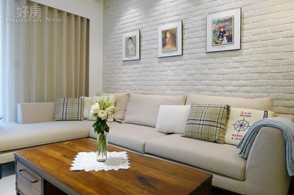 2．客廳的文化石牆搭配布沙發，顯得寬敞舒適。

