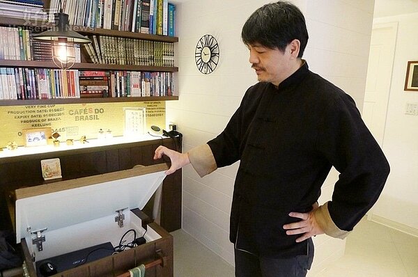 3.餐桌內藏玄機,裡面收納滑鼠、電腦變壓器,吃飯、上網全部搞定。