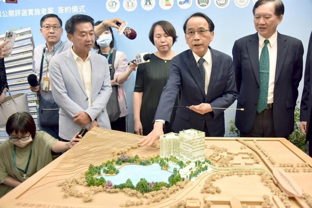 高雄市副市長林欽榮（左2）介紹都更案模型。圖／高雄市政府捷運工程局