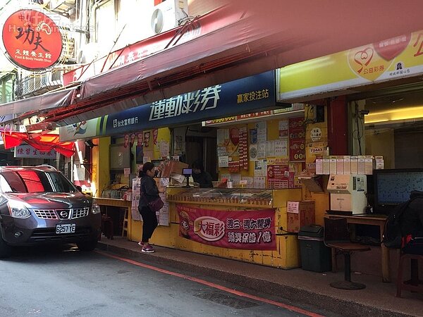 通化街上的彩卷行(好房網News記者林美欣攝影)