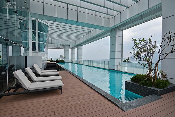 位於淡水區的水立方,擁絕高視野與超大坪數,連郭董過去都一口氣買下三層樓;平常我們難以看到的神秘面紗,此次正好機會跟讀者們分享,讓大家一睹,在家裡都會走到迷路的超級豪宅真實面貌。(好房網News記者 陳韋帆/攝影)