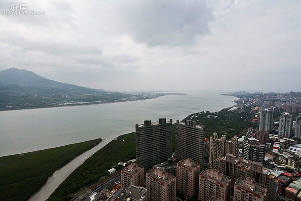 位於淡水區的水立方,擁絕高視野與超大坪數,連郭董過去都一口氣買下三層樓;平常我們難以看到的神秘面紗,此次正好機會跟讀者們分享,讓大家一睹,在家裡都會走到迷路的超級豪宅真實面貌。(好房網News記者 陳韋帆/攝影)