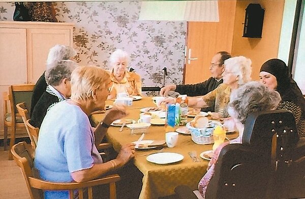 「侯格威村」位於荷蘭,是全球第一個失智村,專為失智老人打造,村內所有店員、郵差、園丁等都是照護員,打造成像家一樣的環境。( 記者陳雨鑫/翻攝)