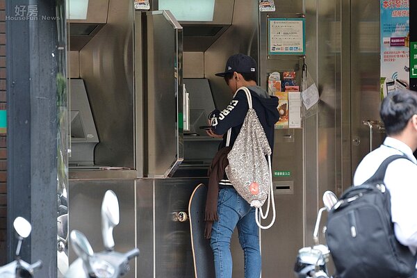 提款機領錢情境照。（好房網News記者 陳韋帆／攝影）