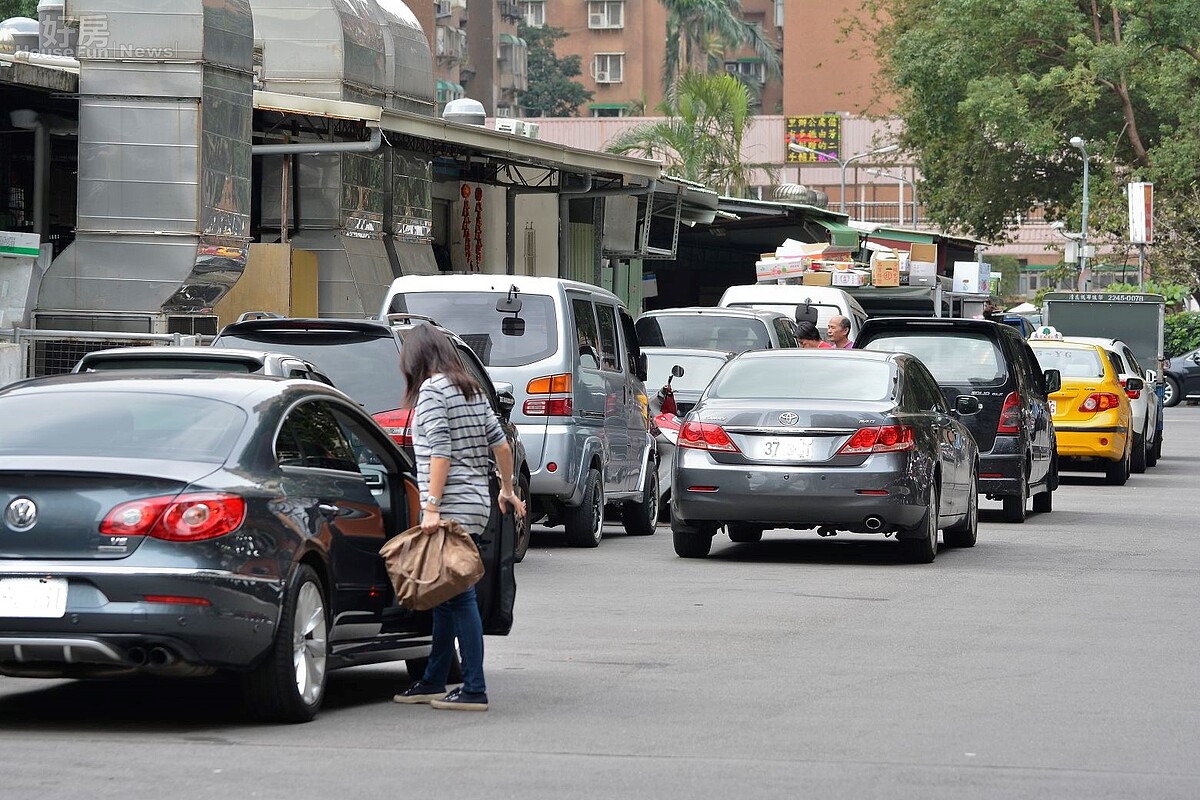 台北地狹人稠車流量大,導致大街小巷停車位一位難求,許多沒公德心的民眾就直接並排停車,造成交安危害。(好房網News記者 陳韋帆/攝影)
