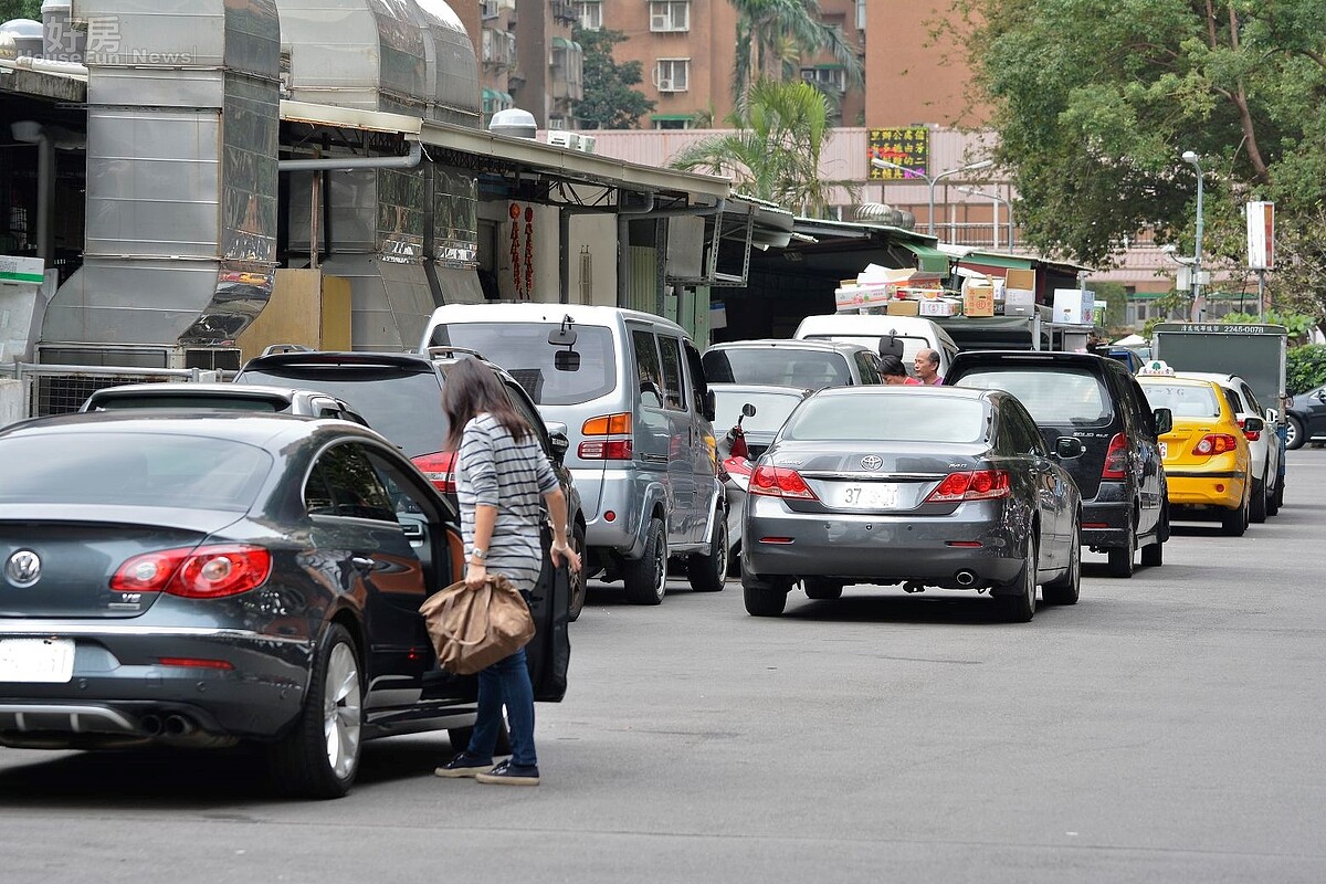 台北地狹人稠車流量大，導致大街小巷停車位一位難求，許多沒公德心的民眾就直接並排停車，造成交安危害。（好房網News記者 陳韋帆／攝影）