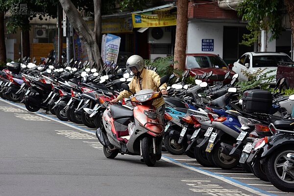 台北地狹人稠車流量大，導致大街小巷停車位一位難求，甚至機車族也常找不到車位。（好房網News記者 陳韋帆／攝影）
