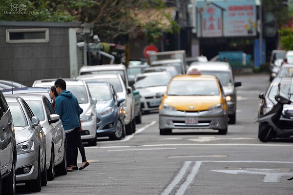 台北地狹人稠車流量大，導致大街小巷停車位一位難求。（好房網News記者 陳韋帆／攝影）