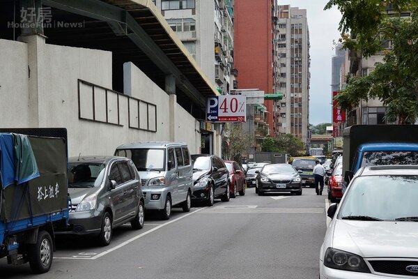 台北地狹人稠車流量大，導致大街小巷停車位一位難求。（好房網News記者 陳韋帆／攝影）