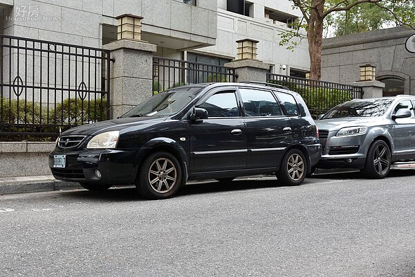 台北地狹人稠車流量大，導致大街小巷停車位一位難求。（好房網News記者 陳韋帆／攝影）