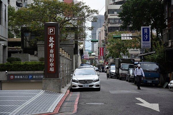 台北地狹人稠車流量大，導致大街小巷停車位一位難求。（好房網News記者 陳韋帆／攝影）