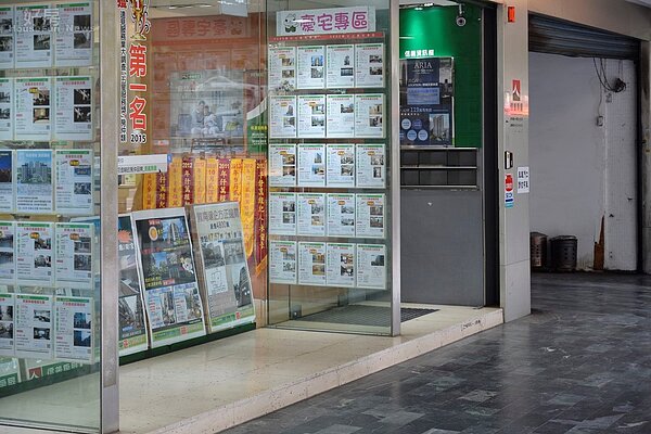 信義房屋店頭,房市冷清可用。(好房網News記者 陳韋帆/攝影)