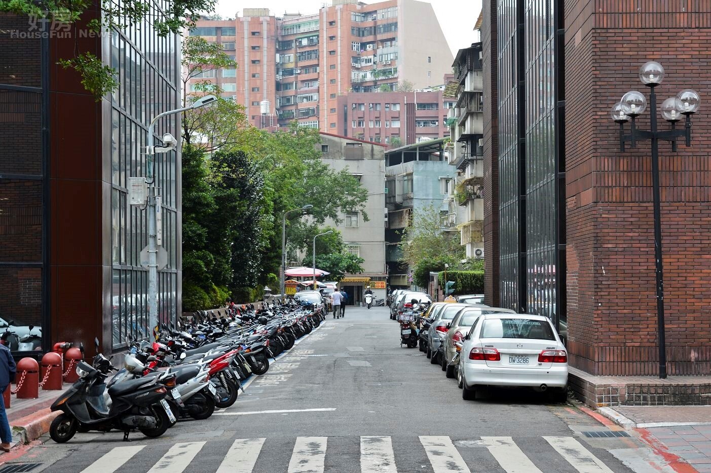 台北地狹人稠車流量大,導致大街小巷停車位一位難求。(好房網News記者 陳韋帆/攝影)