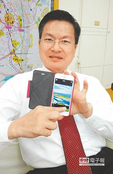 
魏明谷轉述，毛揆聽了相當振奮，還說「哇！他們也要來」，事後魏明谷還出示手機（見上圖，吳敏菁攝），秀出對方看中的是高鐵站東南角6公頃土地。
 