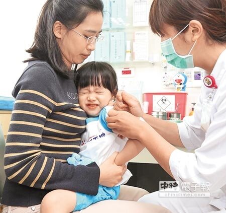 幼兒流感疫苗今年接種踴躍。圖小朋友施打疫苗時害怕的模樣。（本報資料照片） 