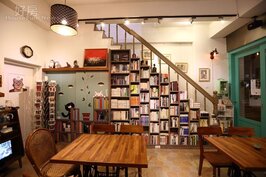 「熊與貓咖啡書房」的氣氛柔和浪漫，書香和咖啡香融為一體。
