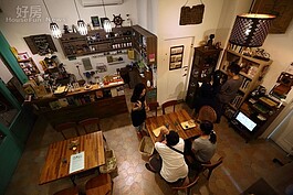 台中霧峰區蘭生街的「熊與貓咖啡書房」，是一個以閱讀為主題的人文空間。
