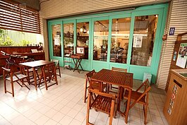 門框的顏色是Tiffany蘭和蘋果綠的融合，就是想傳遞溫暖的感覺。
