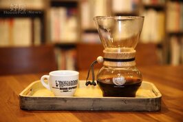 「熊與貓咖啡書房」採用阿拉比卡精品莊園豆，每一款咖啡都有文學義涵的名字。

