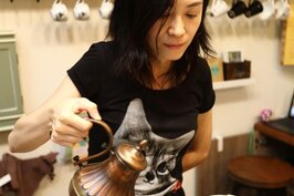 韋瑋專注手沖咖啡的技術，不同溫度和手法調製千變萬化的個性咖啡。
