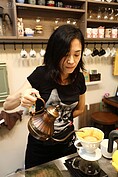 韋瑋專注手沖咖啡的技術，不同溫度和手法調製千變萬化的個性咖啡。
