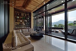 百年工藝的隱現 • Contempo

以環境為畫，遠觀四季創作，依循空間裡兩道牆體置入沙發加強配置重心，釋出更明確的走道動線，沙發型式給予更寬大的座面，厚實的椅背，這裡坐姿隨意，時而臥坐，皮革上的車線縫製出浮雲的形，暖灰色皮料藉由細緻黑邊勾勒細節，坐臥雲上，玩賞雲海，層層向外延伸。