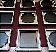 方圓之間／ARTEPOZA

設置地點　鄉林台北淳青 「 ...喜見雲烟生翰墨，隨時殽核簇杯盤。荷公高誼存真趣，不作尋常俗眼看。」可以從劉才邵的過唐興寺中一覽不拘小節 的 真 情自在；運用杯盤把酒歡，翰墨出意畫，在常規常矩之中切莫
忽略感動，簡單的作為與形體只要轉換角度，試著用另
一種觀點看待，都會有意想不到的巨大的感受。