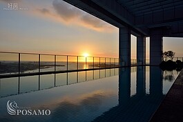 翻閱水的流動　細讀水的詩篇

波光粼粼的鏡面池，映射出空中變化的雲，將環境延伸入空間中，利用借景創造出靜水煙波浩瀚般地氣勢。Over-flow
的設計，由室內穿越無框玻璃結合戶外空間，模糊邊界，視覺無限延伸。透過水的意象，延續淡水河寬闊視野景色，創造空間中靜謐的氛圍。