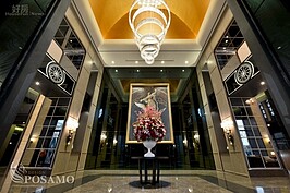 十二位天使的守候　維多利亞女王的英式優雅

源自英國維多利亞女王夢幻而尊貴的華麗想像，以縝密、細膩的手法，邀請十二位天使於花園細心守候。天使們吟唱的經典詩歌為基調，深入古堡不可輕蔑的莊嚴意境，精雕細琢的紮實工法，搭配經典雋永的傢飾，鋪陳出層次豐富的空間，呈現歐洲皇室的絕世風華。