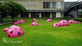 走入草間彌生的現實與夢境之間 - 下篇

生命的足跡(Footprints of Life，2010)
戶外環境草地的鮮綠，襯上莓紅色大型保麗龍雕塑，強烈的存在卻不違和。這是通往藝術旅程留下的腳印，通常足跡總是沈重、下陷的，這件作品卻是突起且亮麗的，跳躍地前進，象徵正面取向及世界的美好。