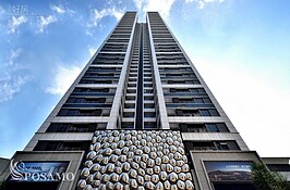 水滴藝術　招潮蟹的呼喚

淡水河畔，招潮蟹在濕濕的黑泥灘地遊憩，大口地呼吸吐出泡泡，從水與泡泡的表面張力，創作者將之形態轉化成固體
，而成了水滴藝術。