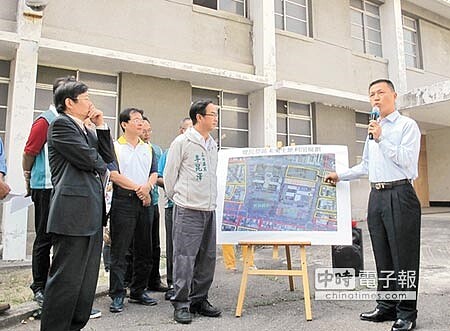 　造福地方　　國防部軍備局工程營產中心處長黃建勝（右）說明高市覺民營區明年拆除將活化使用，市府秘書長楊明州（左一）、立委李昆澤（右二）到場關心。（呂素麗攝） 