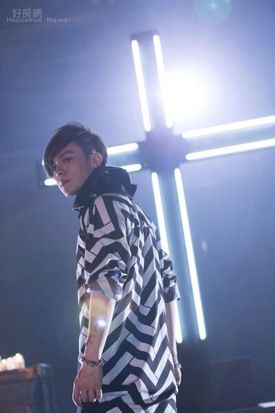 1.歌手林大晉在演藝圈有著「精靈」封號，最近也發行個人專輯《JIN化論/Jinism》。

