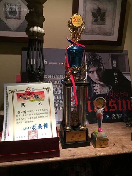 8.個人辦公室展示櫃上除了擺著林大晉個人專輯，也可見到滿滿舞蹈比賽的冠軍獎盃。
