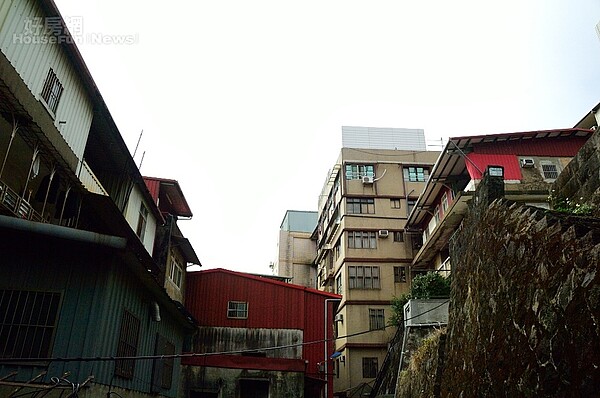 住頂加省房租,卻省不了電費!專家指出頂樓加蓋的三大缺點,建議民眾還是少碰頂加為妙。(好房網News記者張聖奕/攝影)