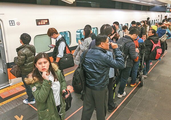 明年元旦三天連續假期,高鐵將加開113班次,台鐵則加開227班次疏運。 報系資料照