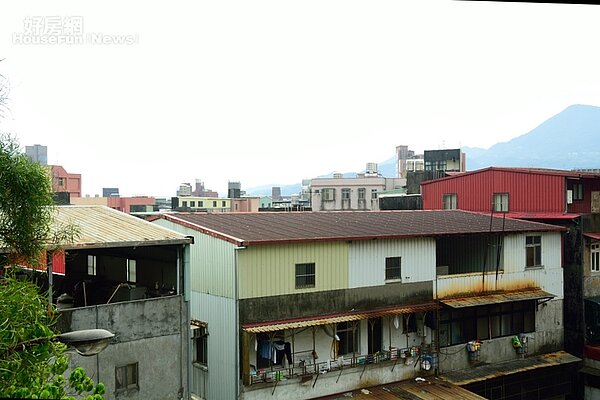 頂樓加蓋存在不少隱形風險。(好房網News記者張聖奕/攝影)