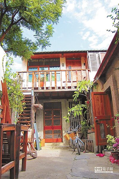 台南市安平區老宅改建的非法民宿,最快明年上半年就能解套,申請成為合法民宿。(台南民宿業者提供)
