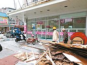 占騎樓做生意　花蓮市拆5違建
