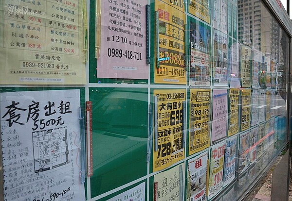 輕鬆當包租公 靠「這幾招」揪出惡房客 桃園租屋買屋廣告看板。(好房網News記者 陳韋帆/攝影)