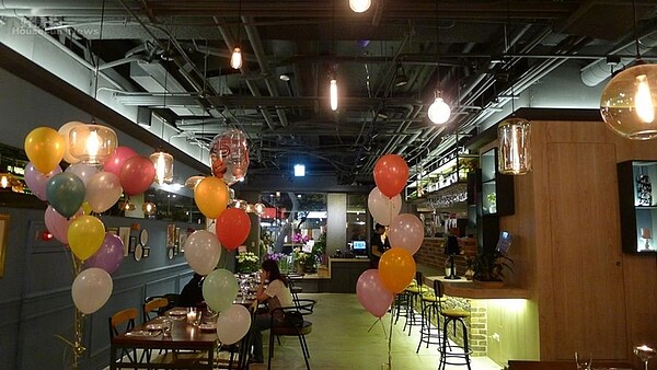 7.店內流露著一股濃濃的工業風。