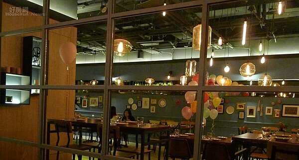 6.店內的牆面用玻璃放大空間。