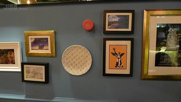 8.牆上掛著名畫、杯盤,並以蠟燭做裝飾。