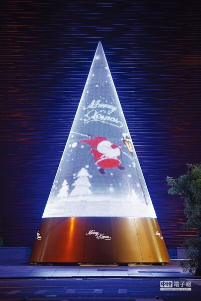 迎接即將來臨的耶誕節，漢神特斥資百萬元打造炫彩LED耶誕樹，成為高雄拍照打卡新地標。(圖／業者提供)