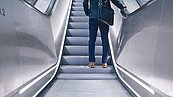 電扶梯「靠左急行」錯了？專家曝電扶梯正確搭法