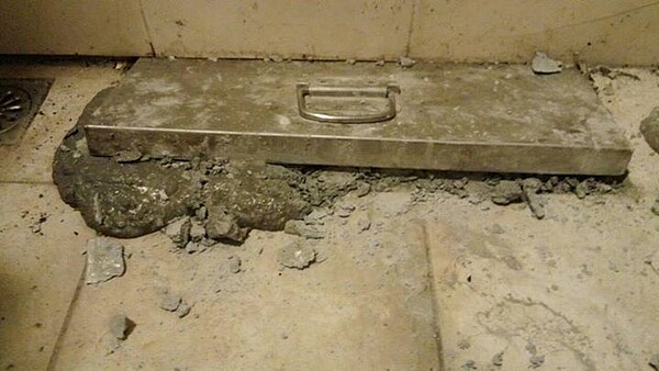 新北市永和一處老屋疑遭新建案水泥灌爆排水系統。(網友文傑提供/翻攝自我是永和人社團)